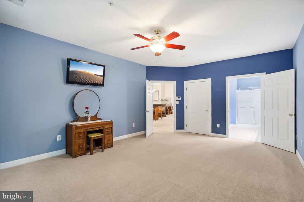 381 COLONY POINT PLACE