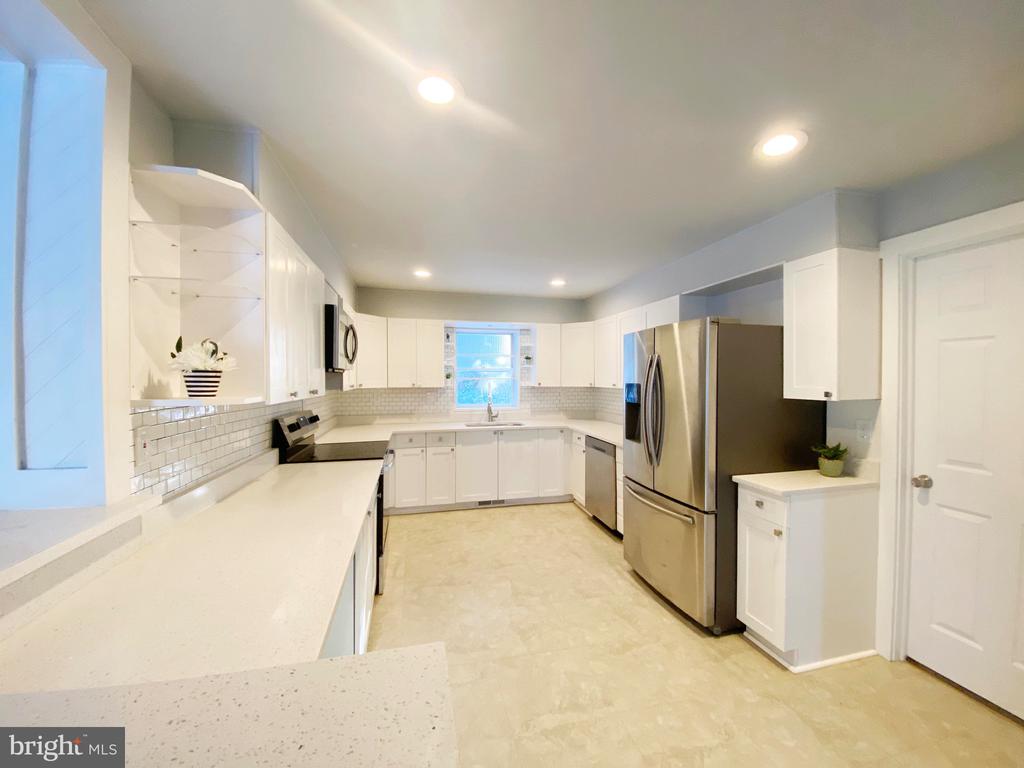 1152 PINE TREE DRIVE