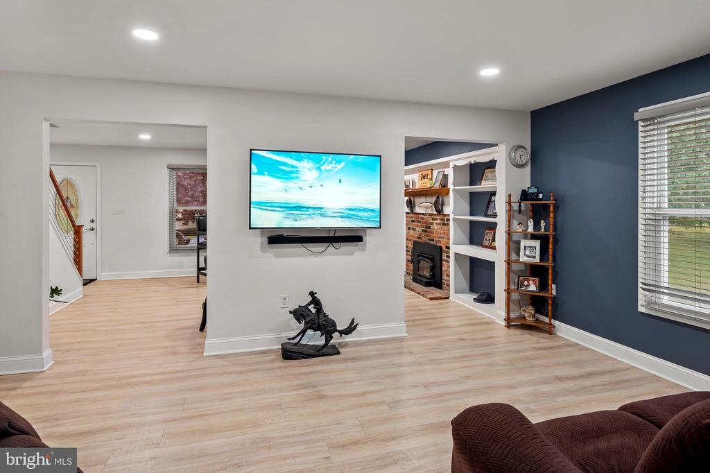 990 HIGHPOINT DRIVE