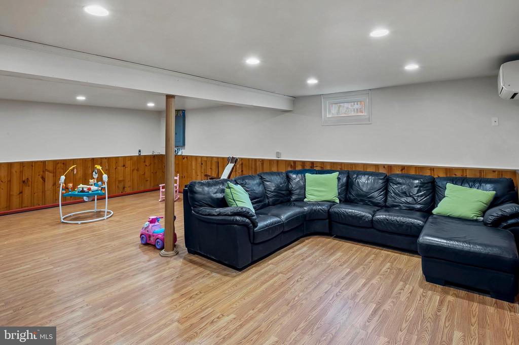 990 HIGHPOINT DRIVE