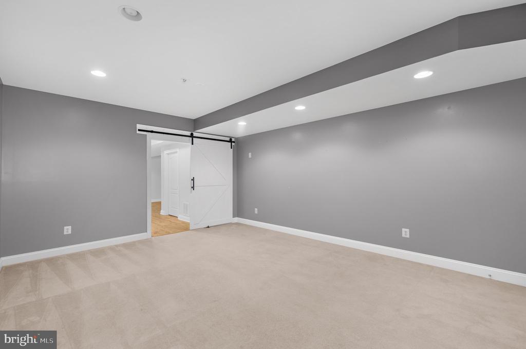 3671 MIDDLE GROUND COURT