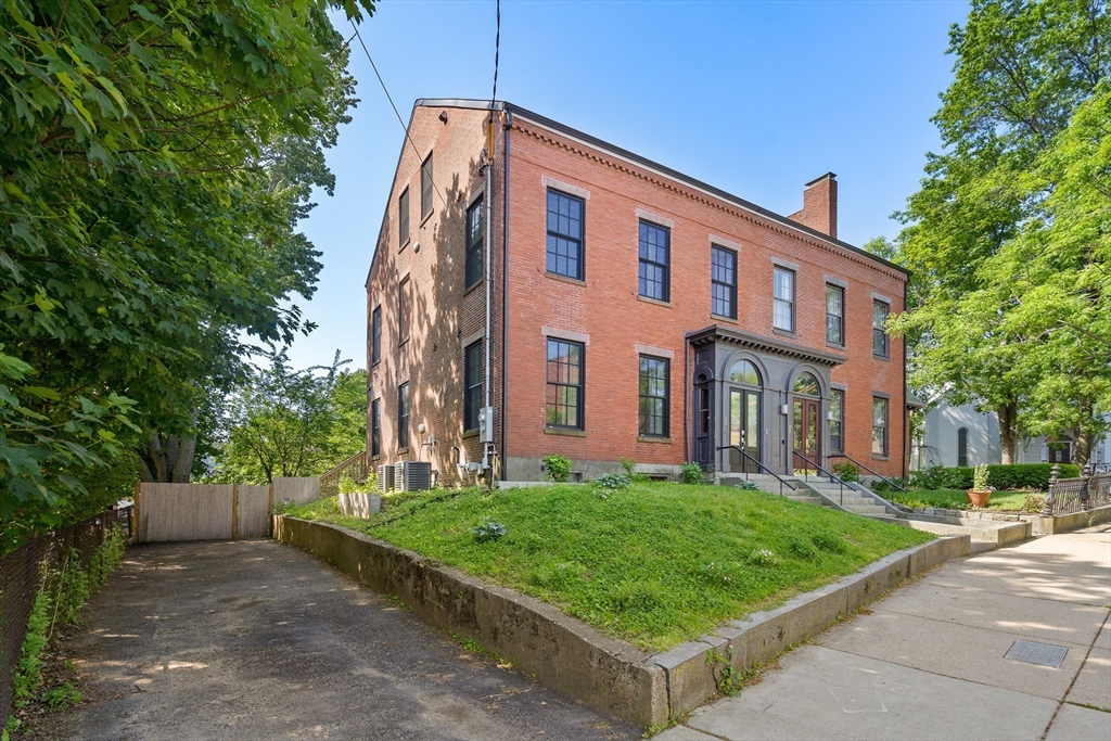 22 Kenilworth St