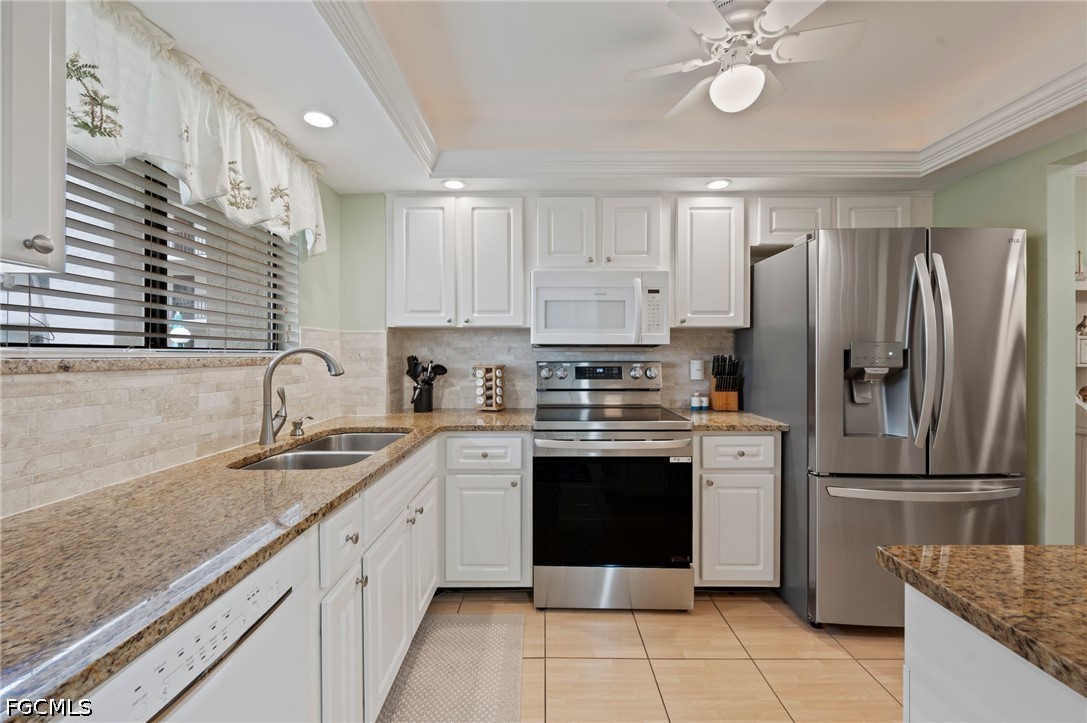 2121 Collier AVE 102