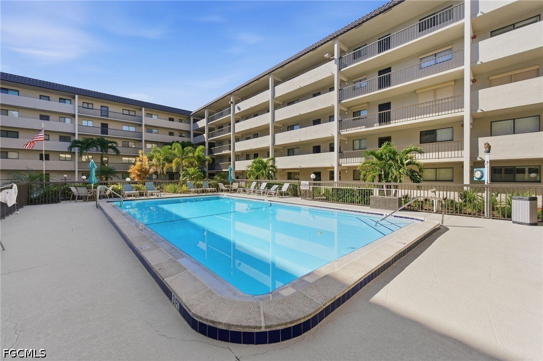 2121 Collier AVE 102