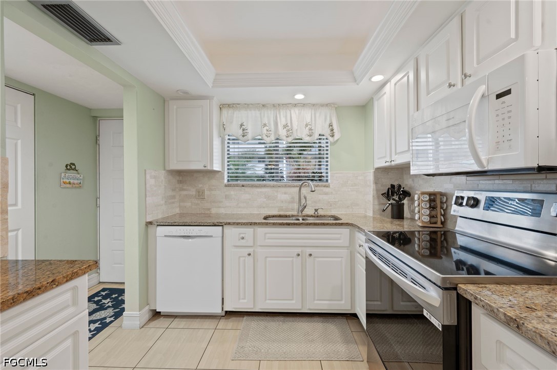 2121 Collier AVE 102