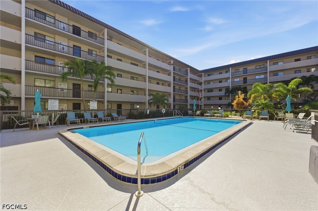 2121 Collier AVE 102