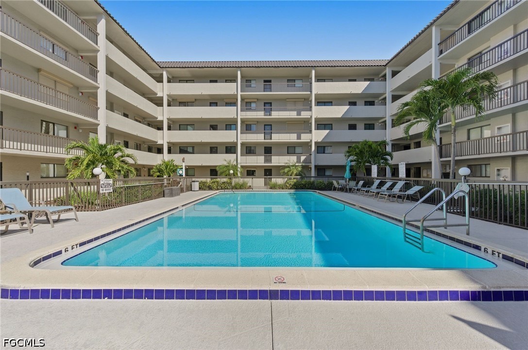 2121 Collier AVE 102