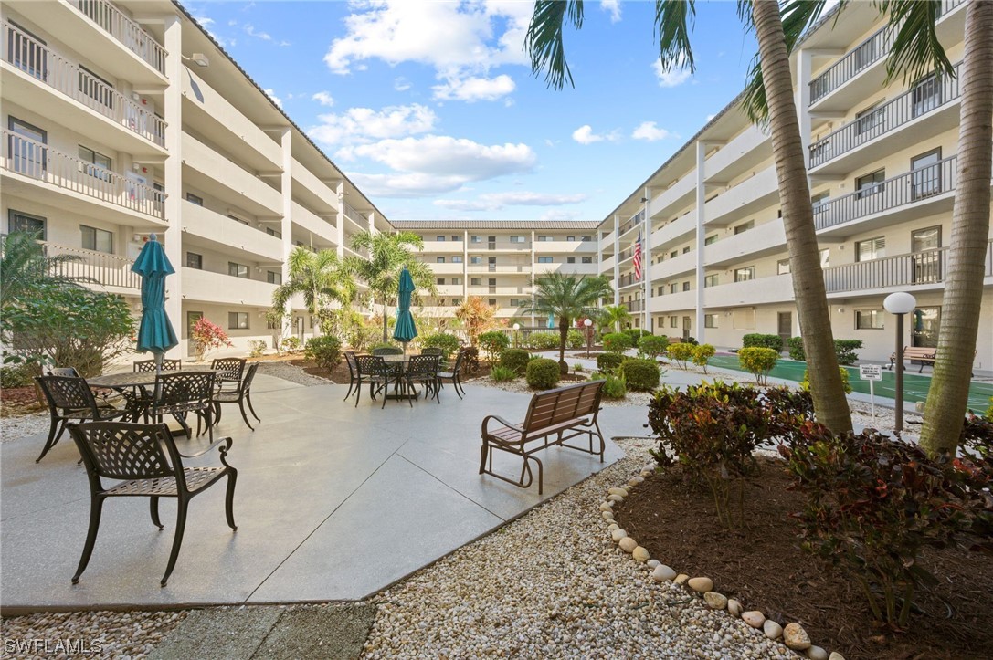 2121 Collier AVE 306