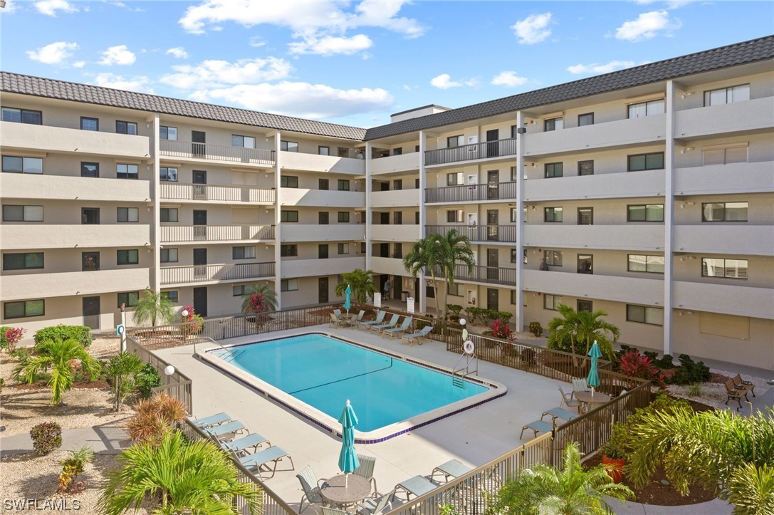 2121 Collier AVE 306