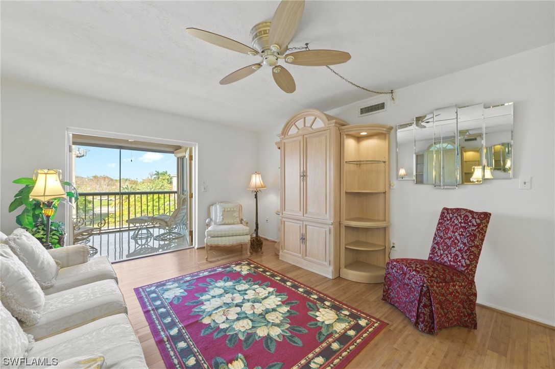 2121 Collier AVE 306