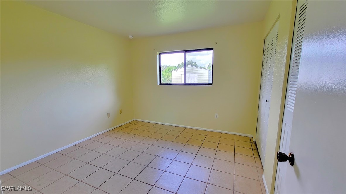 4049 N Edgewater CIR
