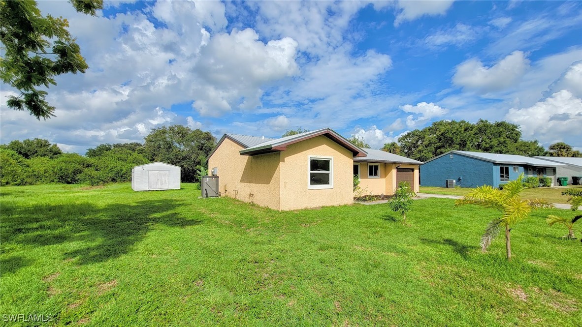 4049 N Edgewater CIR