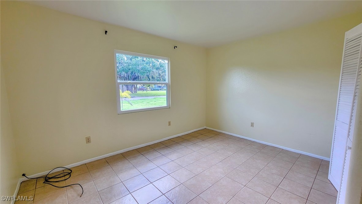 4049 N Edgewater CIR
