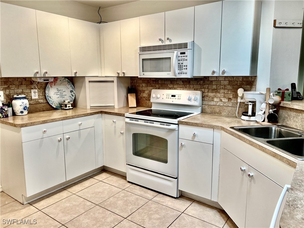 3221 NE 15th PL