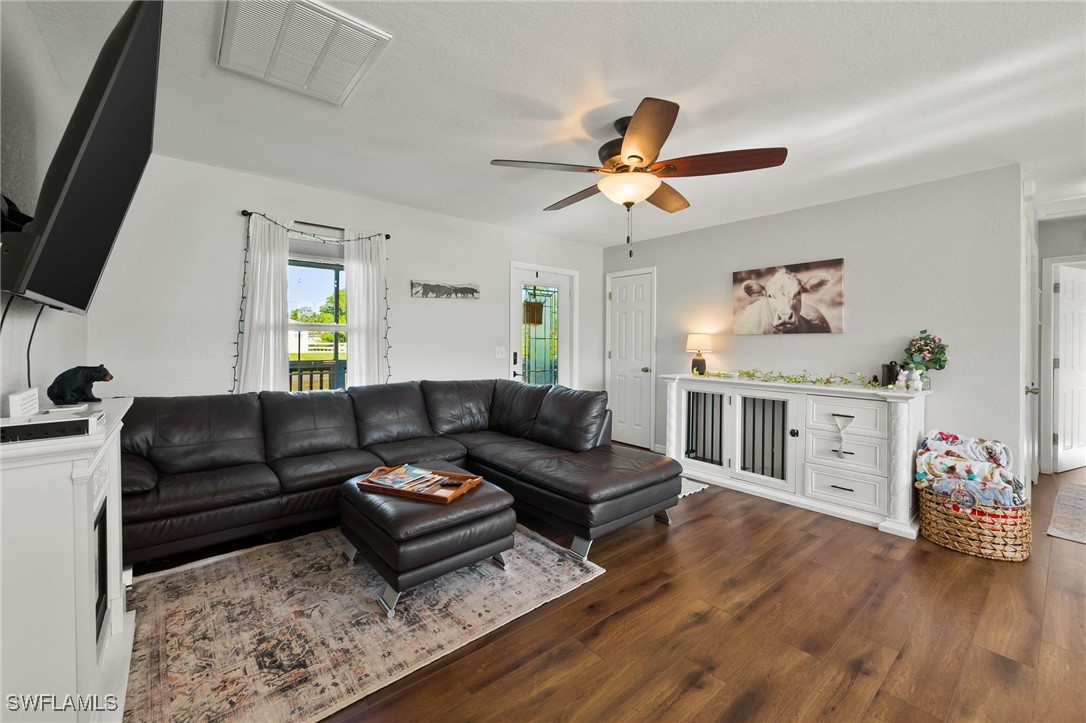 1102 Oak AVE