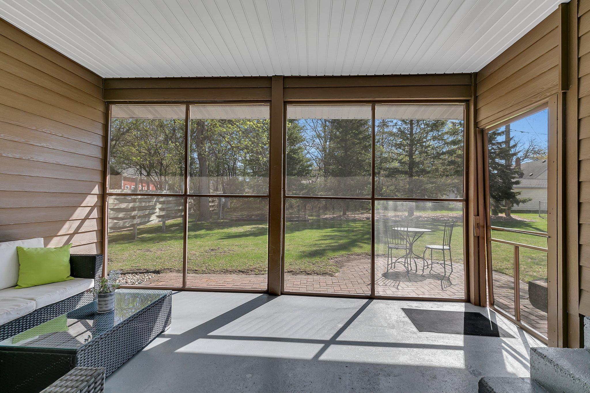325 Main Street S