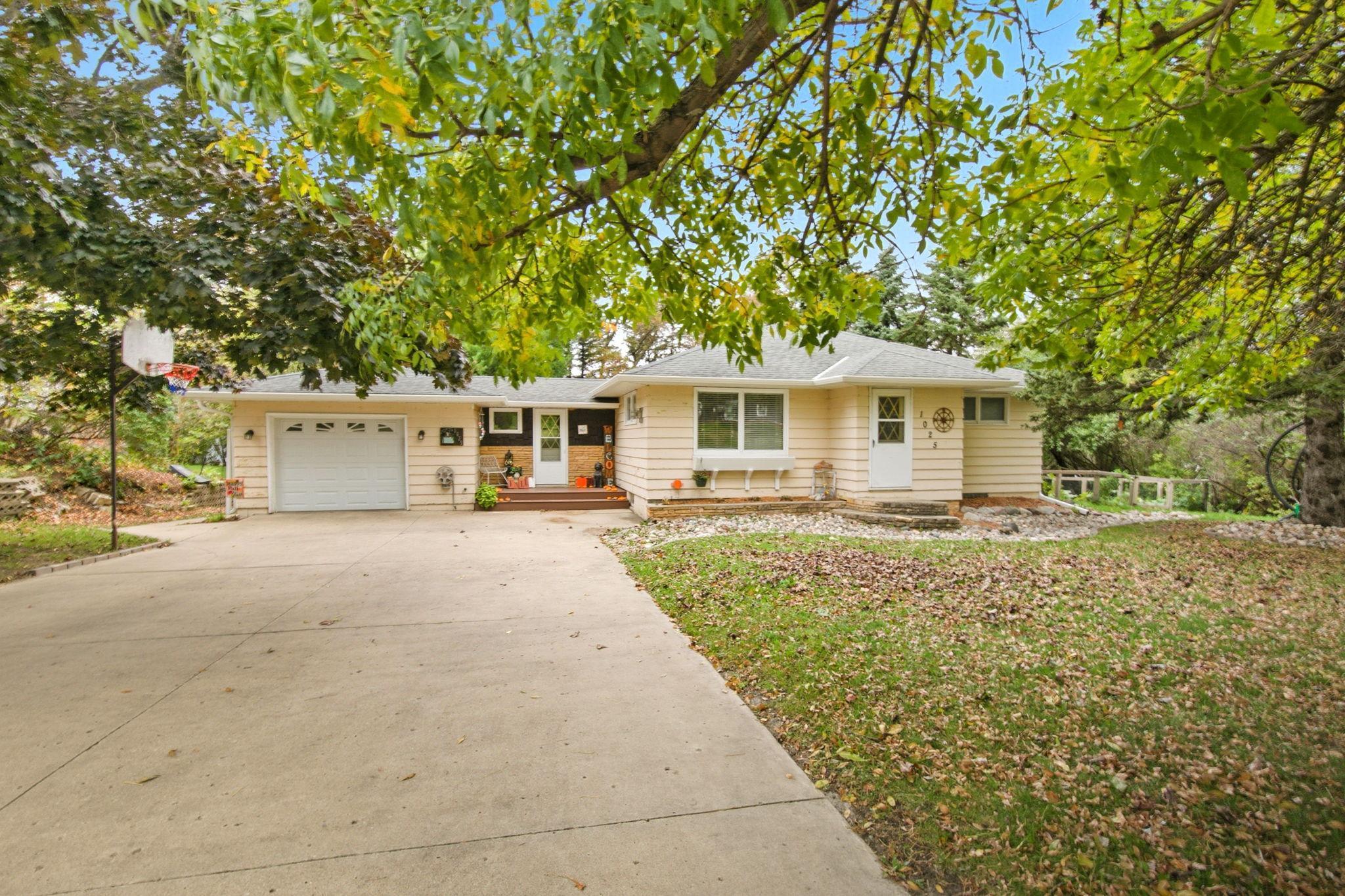 1025 Lakeland Drive NE