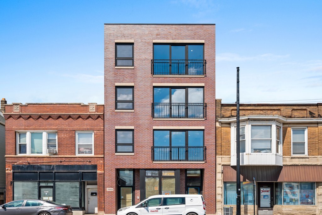3008 W Belmont Avenue Unit: 2