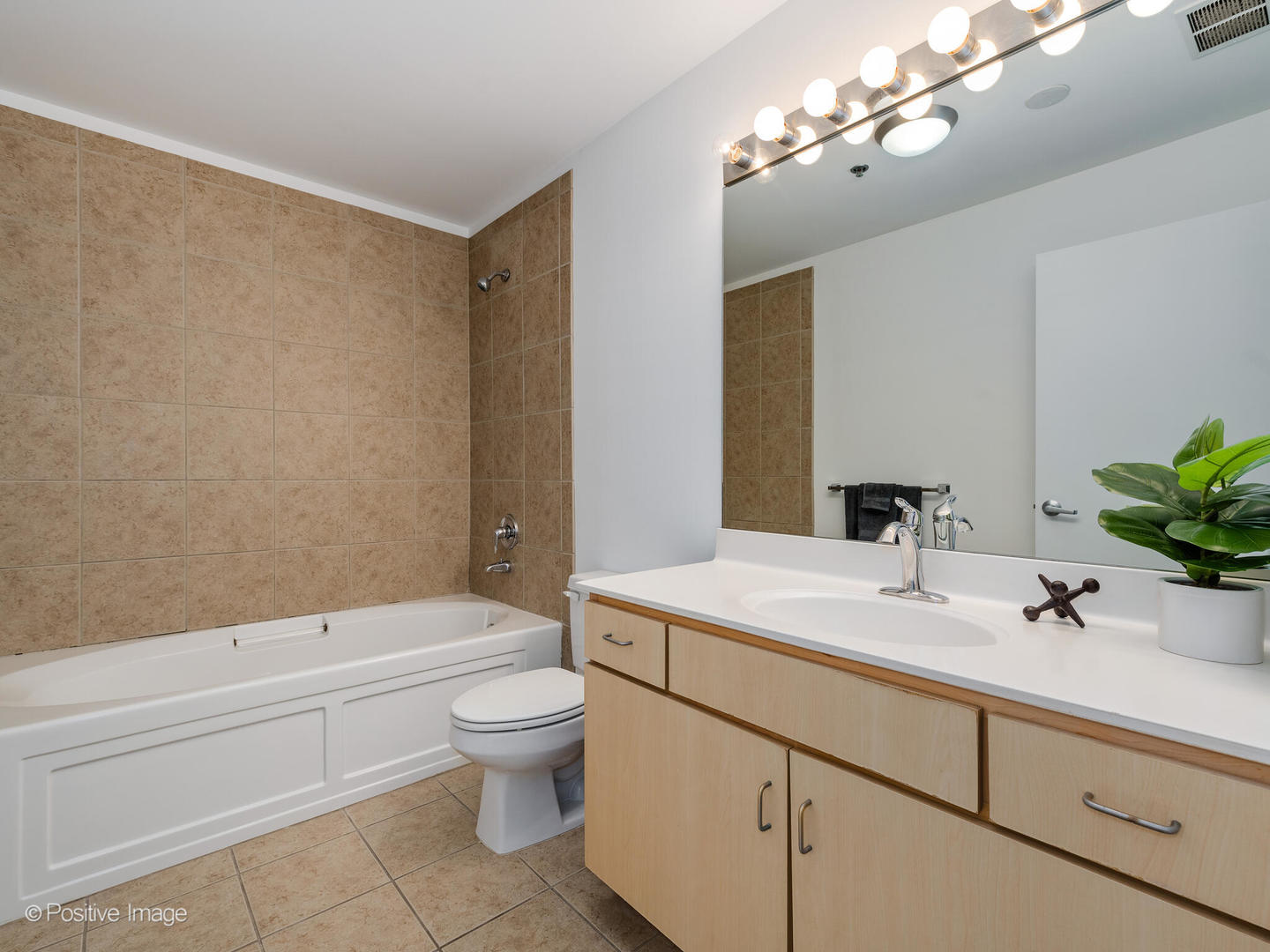 630 N Franklin Street Unit: 817