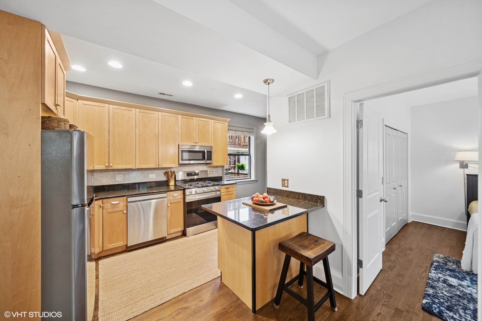 7639 N Greenview Avenue Unit: 1E