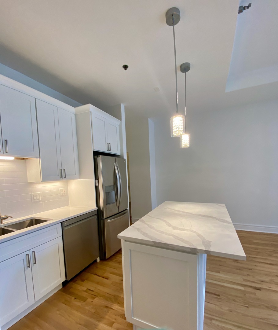 212 W WASHINGTON Street Unit: 910