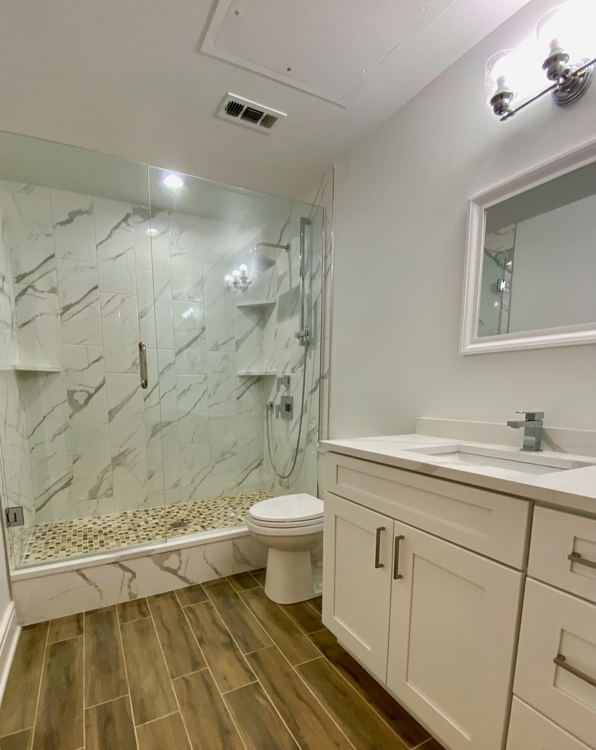 212 W WASHINGTON Street Unit: 910
