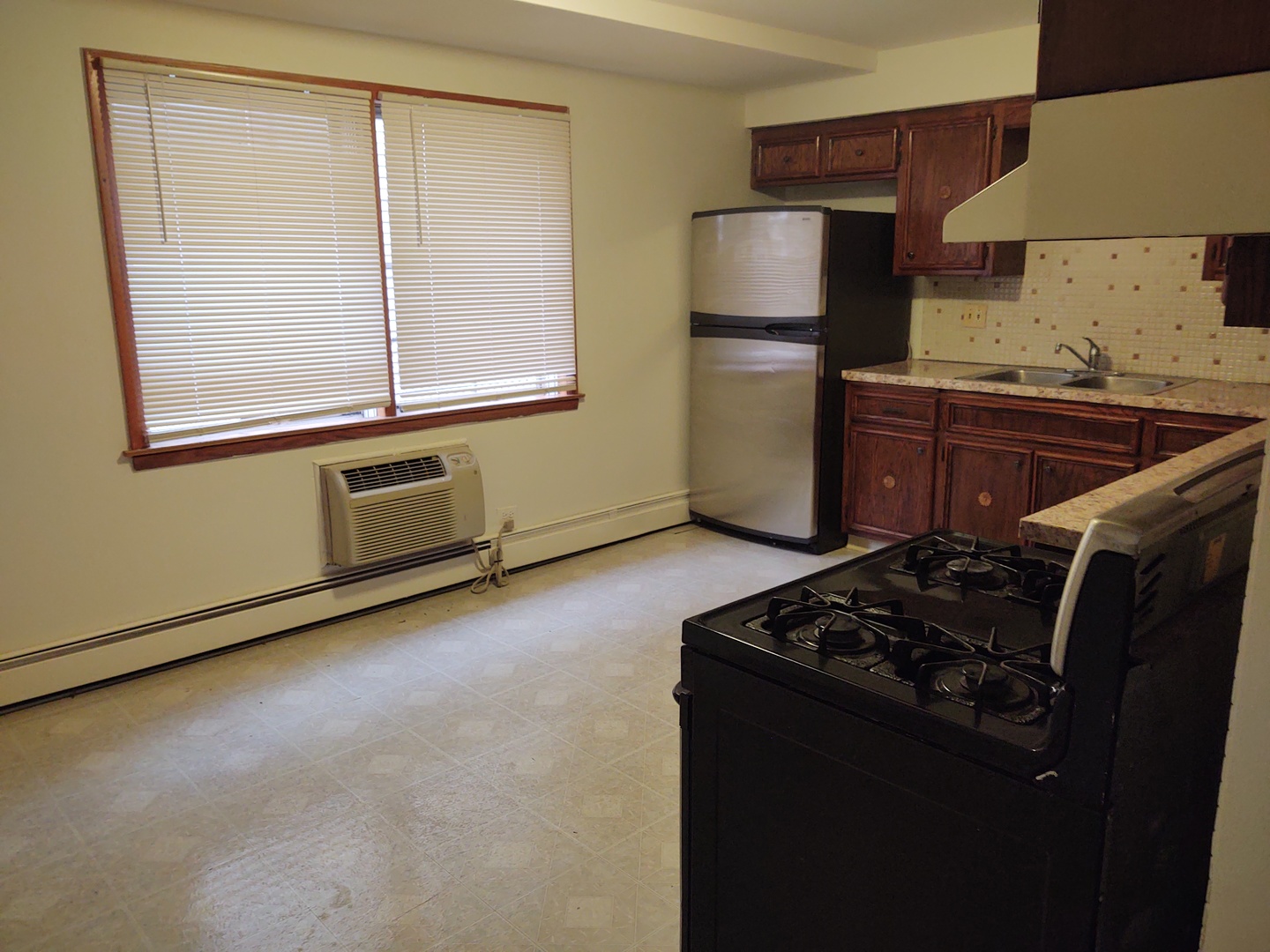 2414 N 76th Avenue Unit: 1E