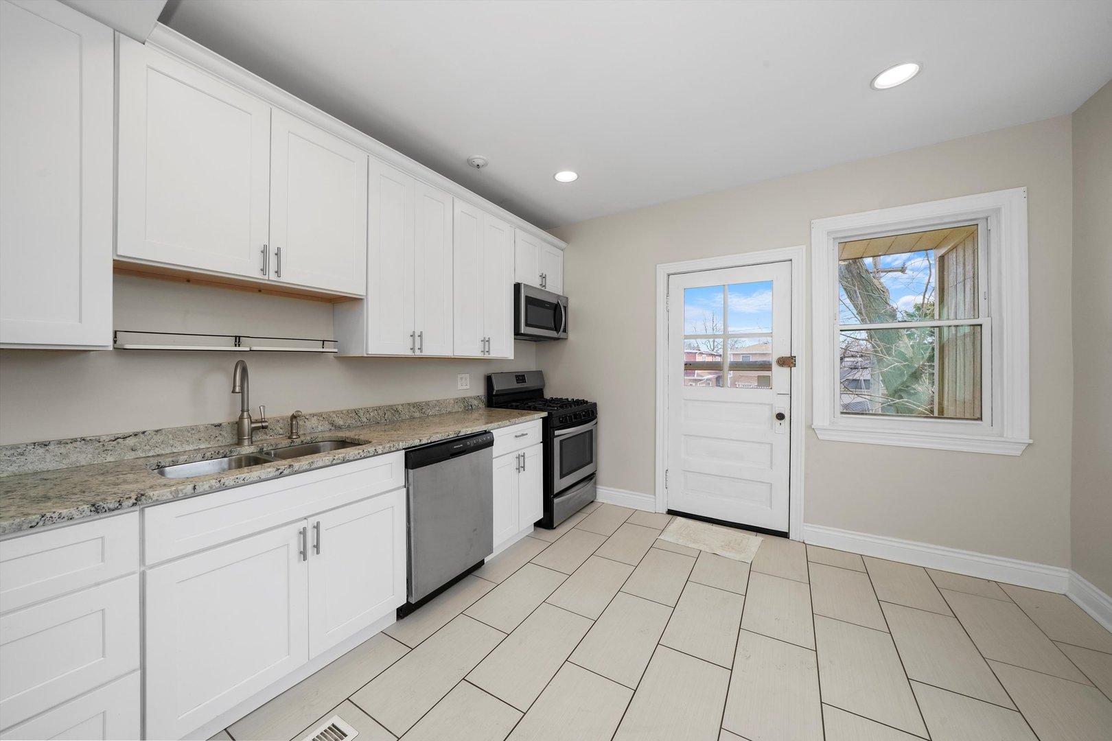 5729 N Mulligan Avenue Unit: 2