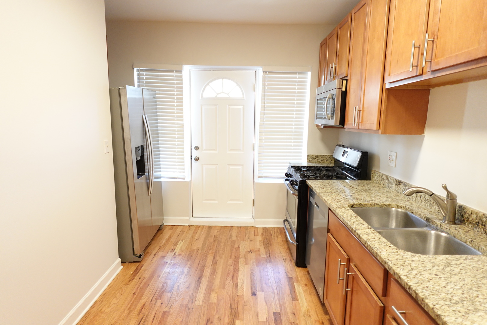 6255 N Oakley Avenue Unit: 2