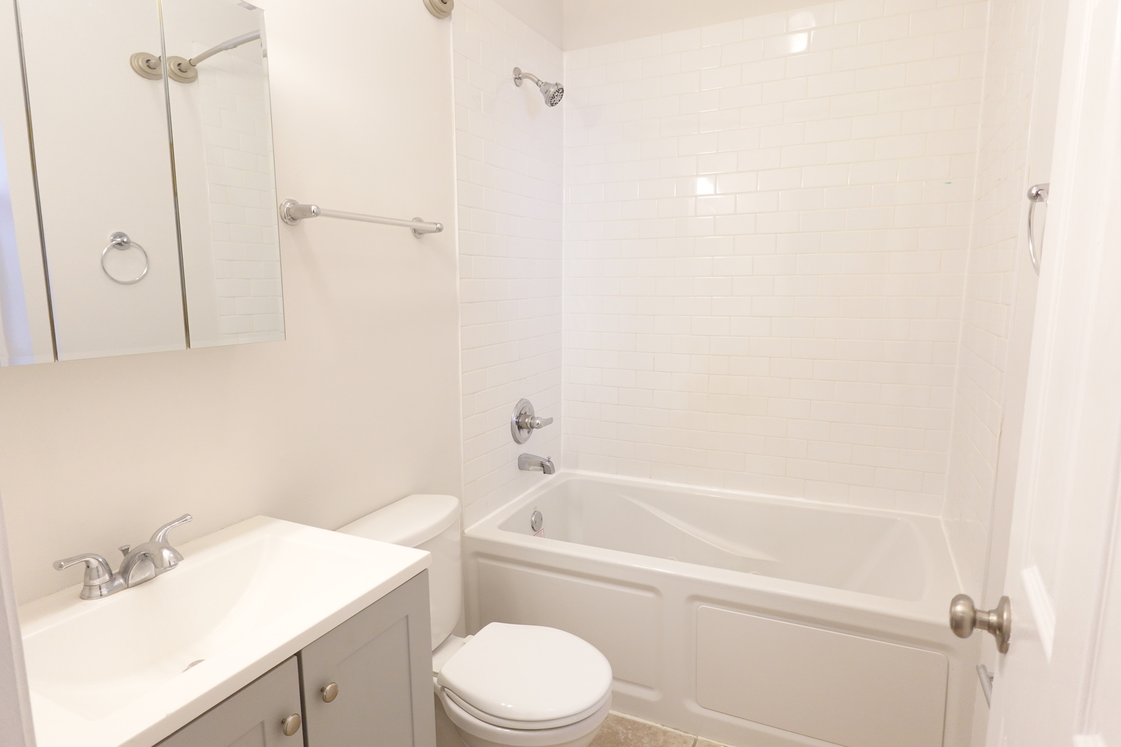 6255 N Oakley Avenue Unit: 2