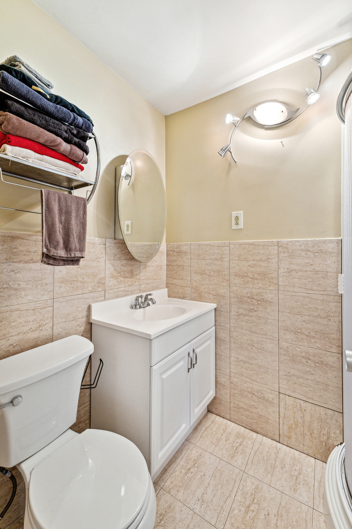 737 Ridge Avenue Unit: 3F