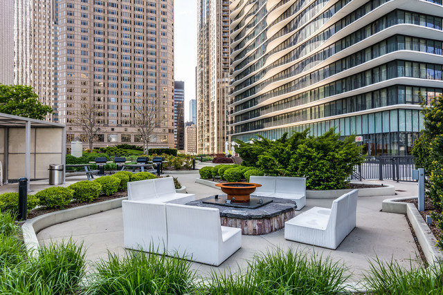 225 N Columbus Drive Unit: 6105