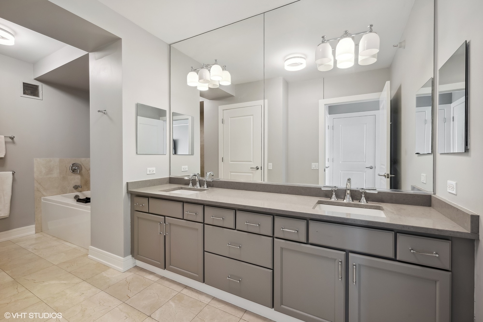 225 N Columbus Drive Unit: 6105