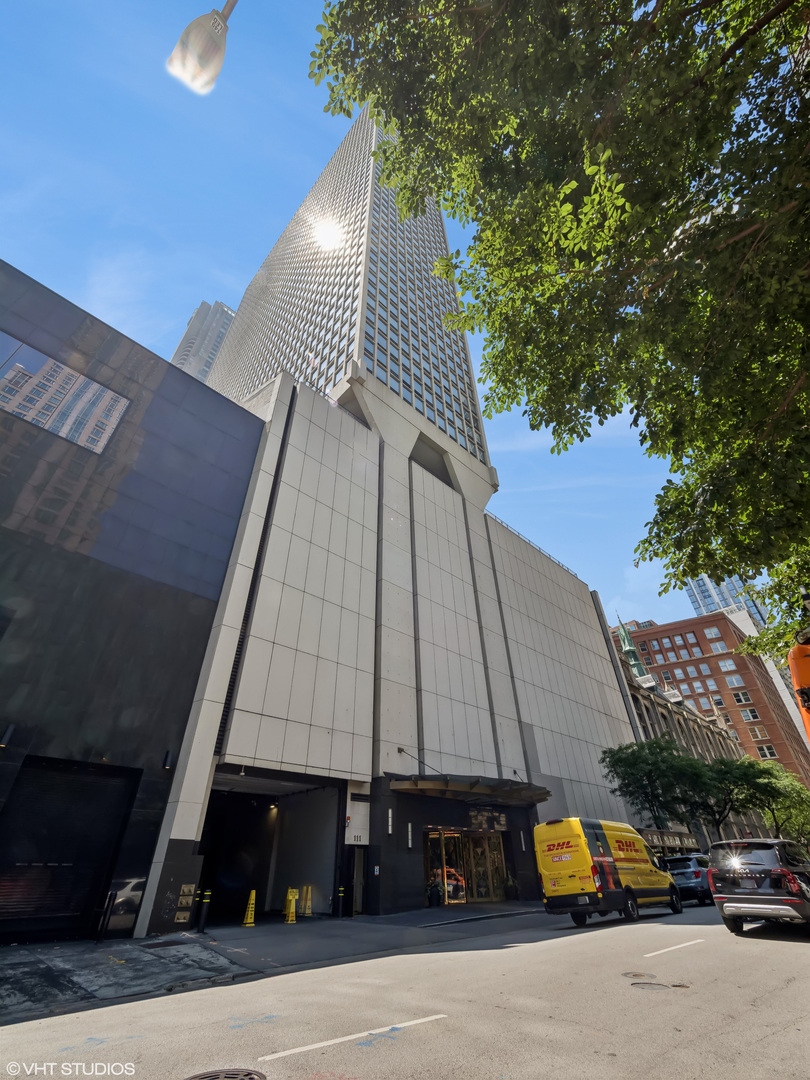 111 E Chestnut Street Unit: 16K