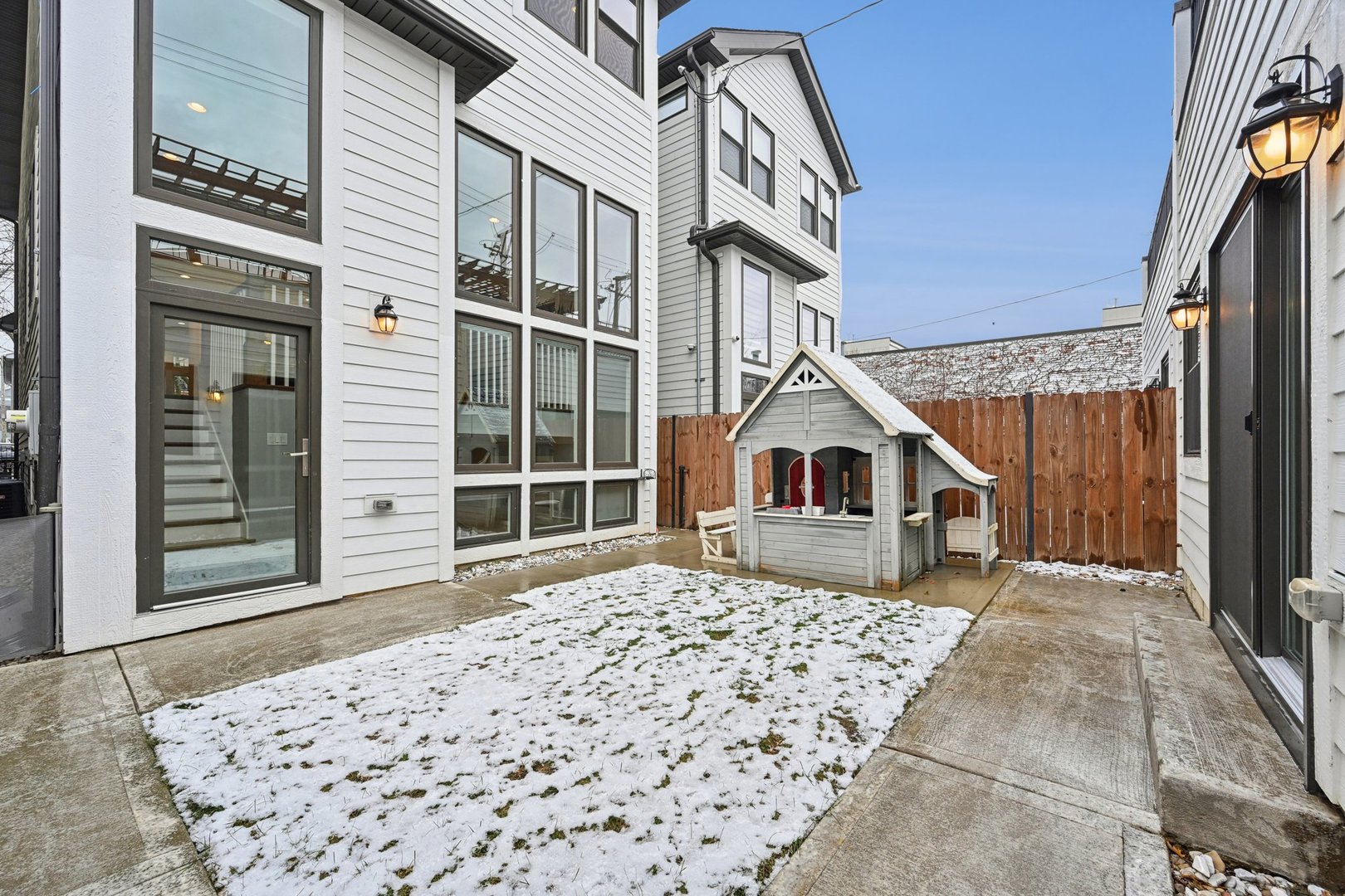 2448 W Cortland Street