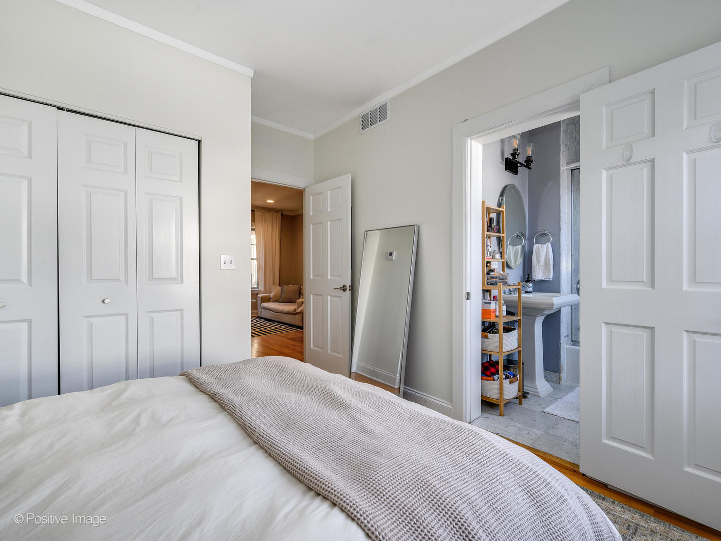 2239 N Lincoln Avenue Unit: 2B