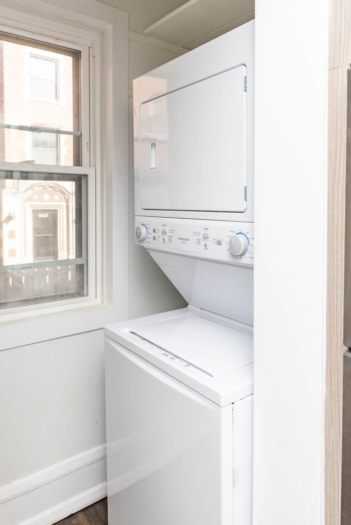 1019 Dempster Street Unit: 1W