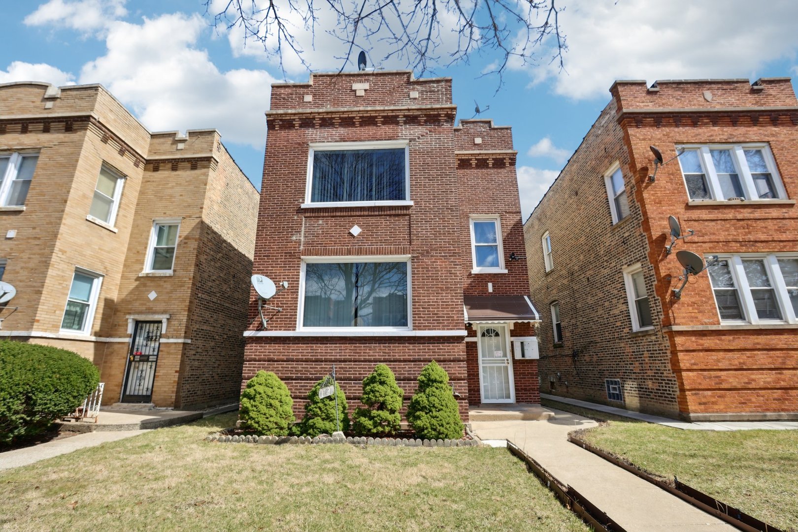 1727 N MENARD Avenue