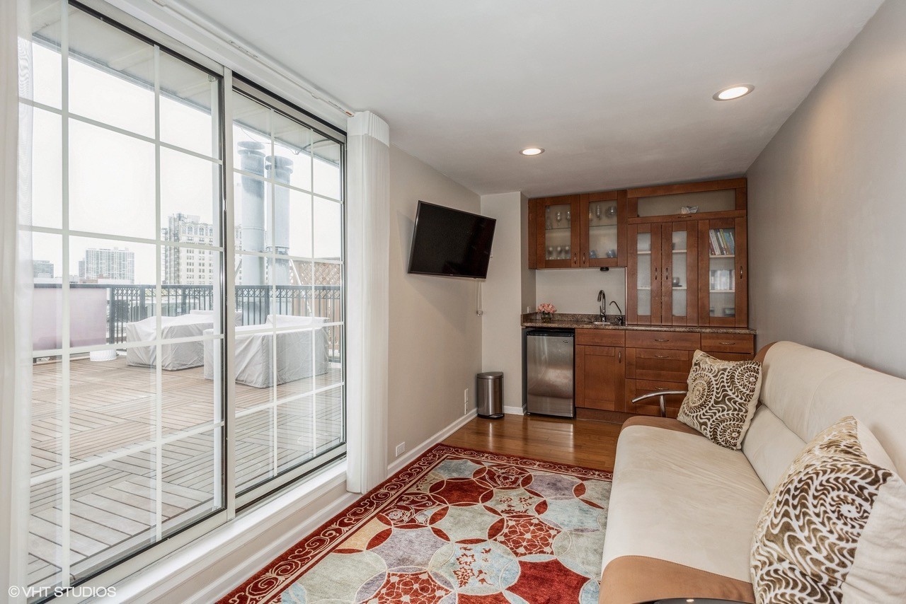 339 W Webster Avenue Unit: 6