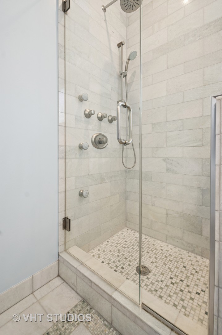 4208 N Albany Avenue Unit: 3