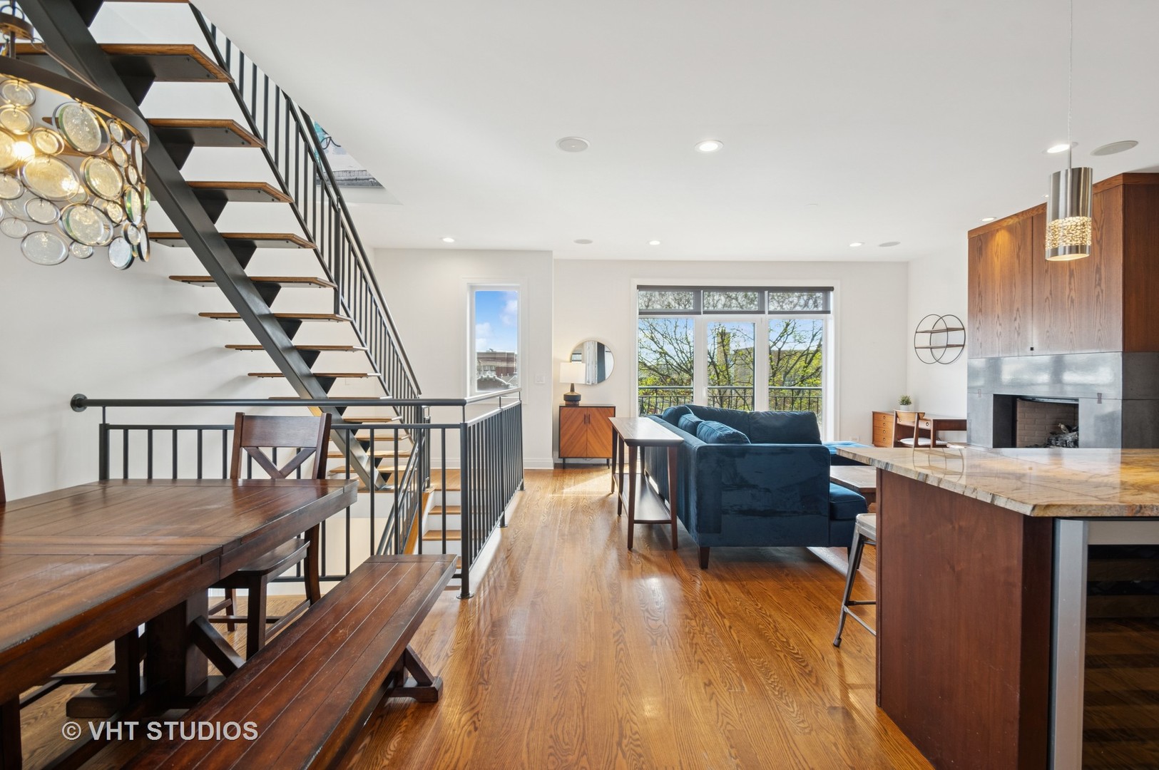 4208 N Albany Avenue Unit: 3