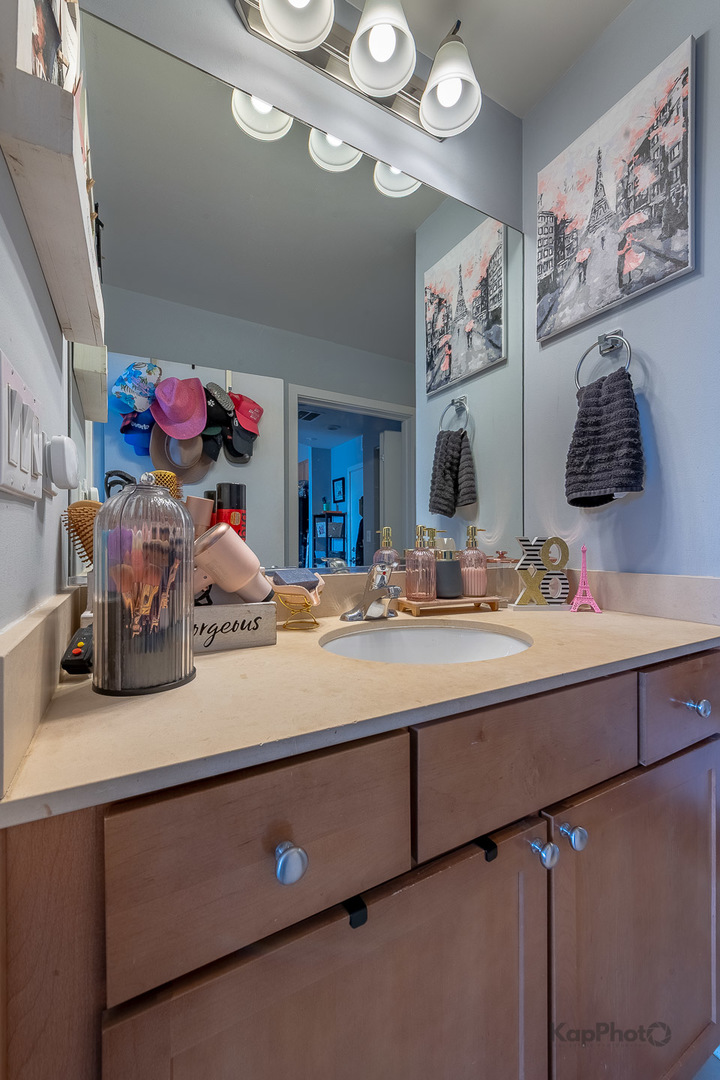 901 W Madison Street Unit: 403