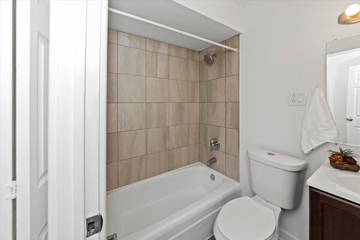 6211 N Kenmore Avenue Unit: 403