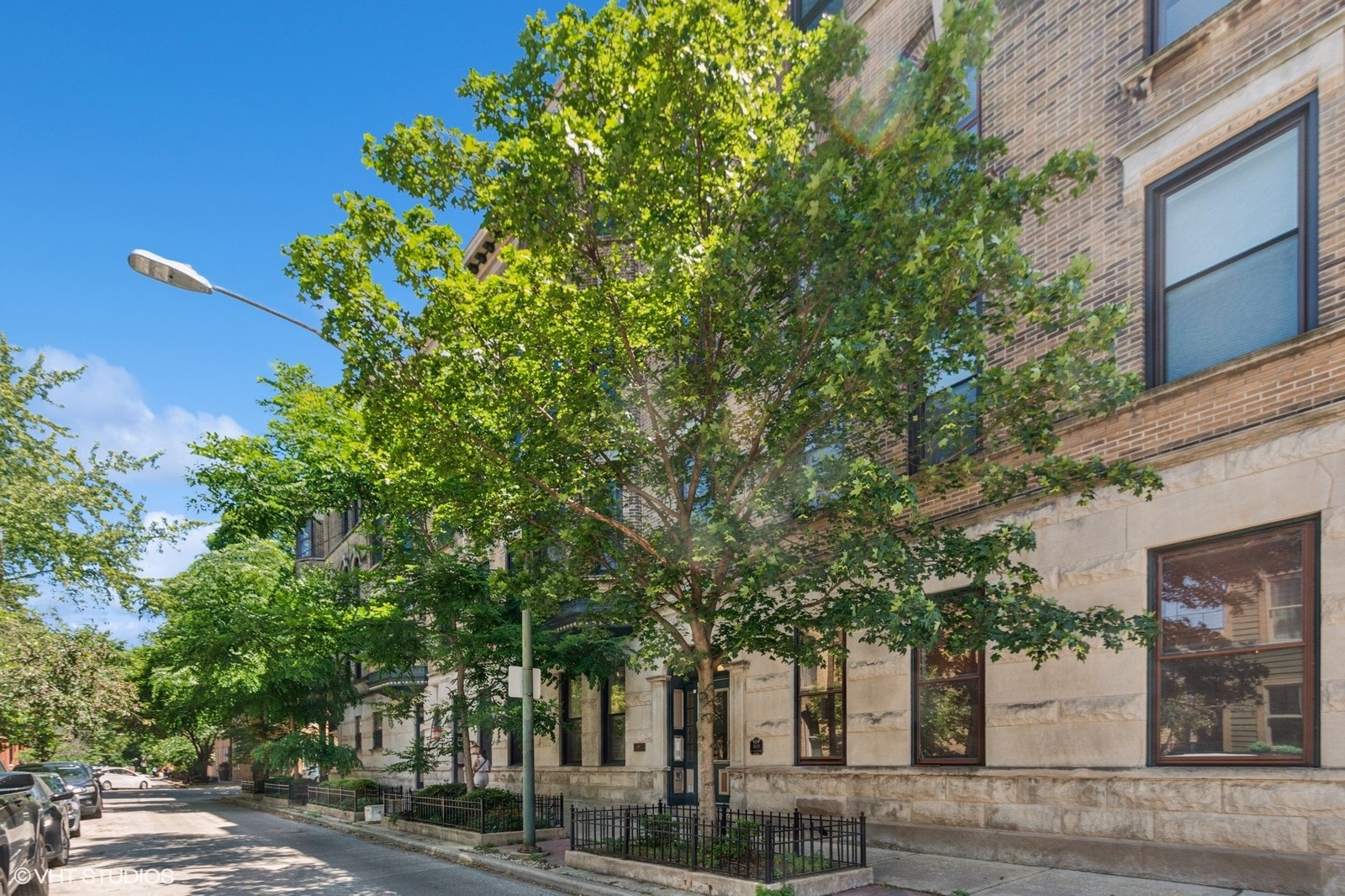 909 W Wisconsin Street Unit: 1M