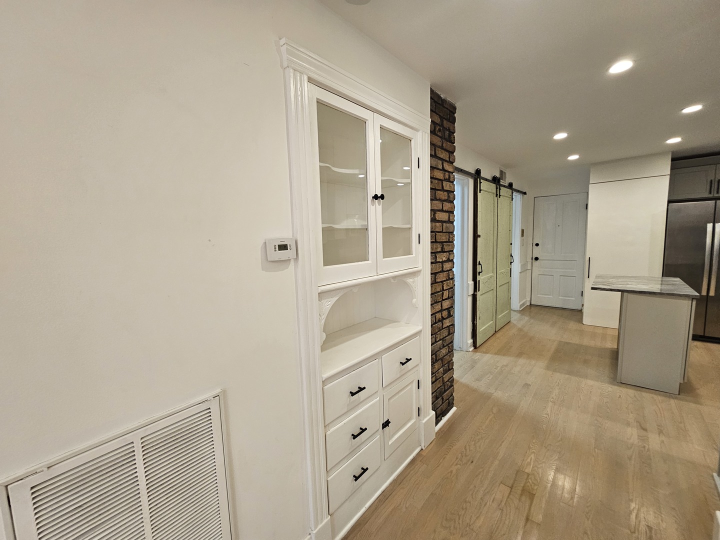 2541 N Southport Avenue Unit: 1F