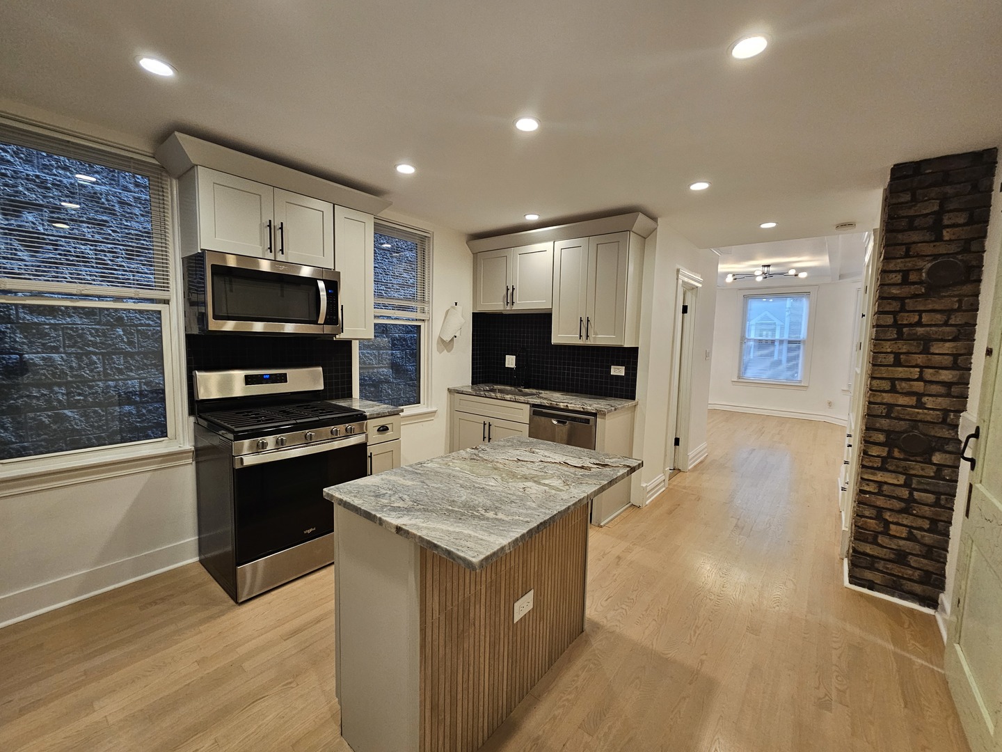 2541 N Southport Avenue Unit: 1F