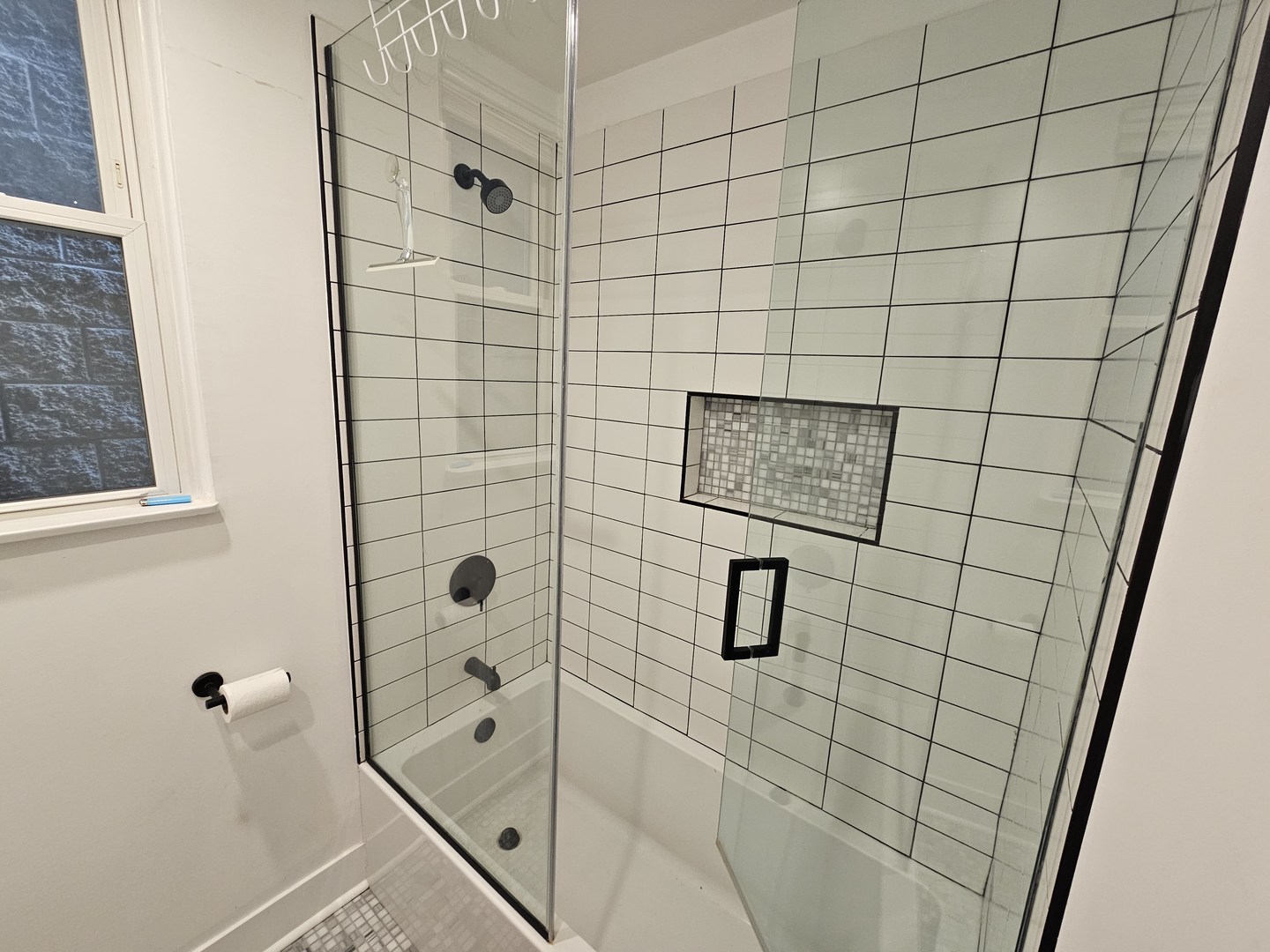 2541 N Southport Avenue Unit: 1F