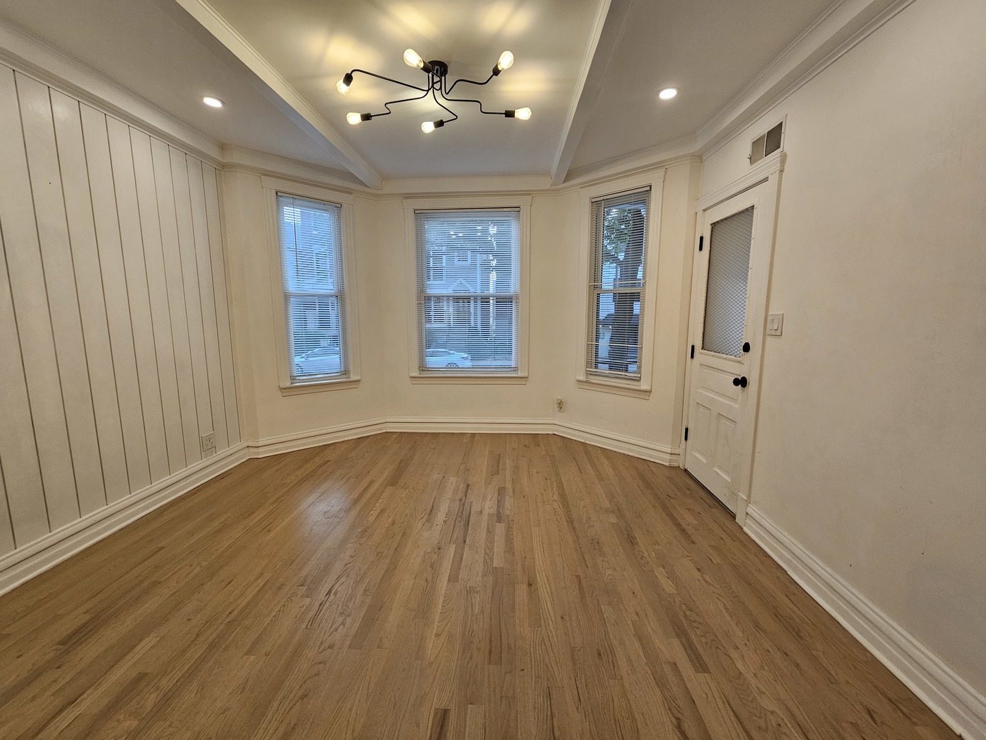 2541 N Southport Avenue Unit: 1F