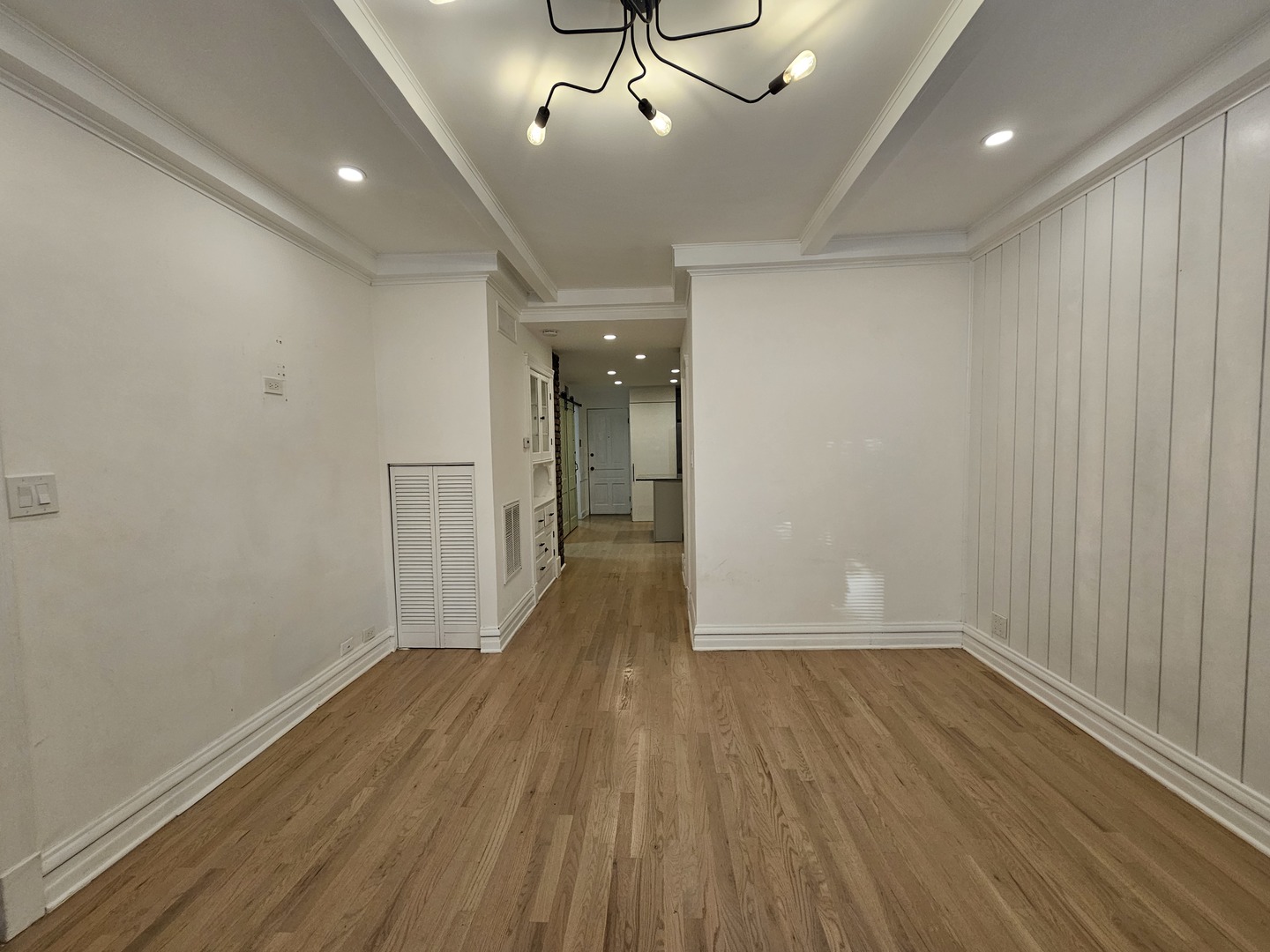 2541 N Southport Avenue Unit: 1F