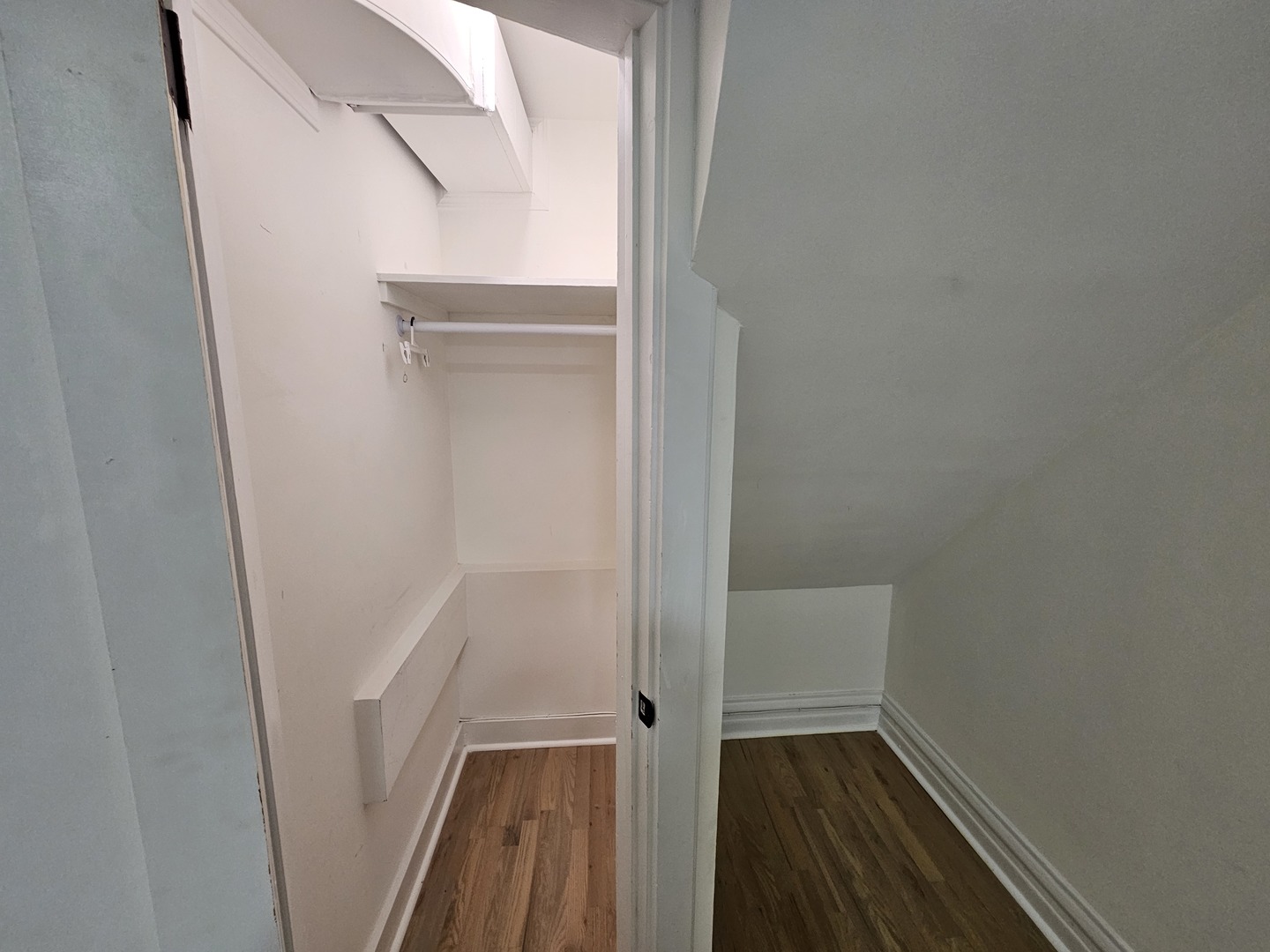 2541 N Southport Avenue Unit: 1F